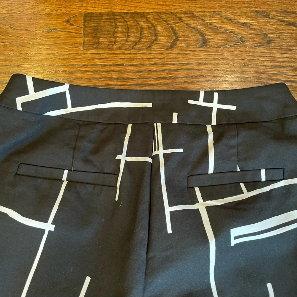 INVESTMENTS Women’s- Sz 6 - BLACK-WHITE CAPRIS - Picture 5 of 11